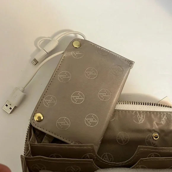 Adrienne Vittadini charging wallet wristlet white saffiano New - Picture 6 of 14